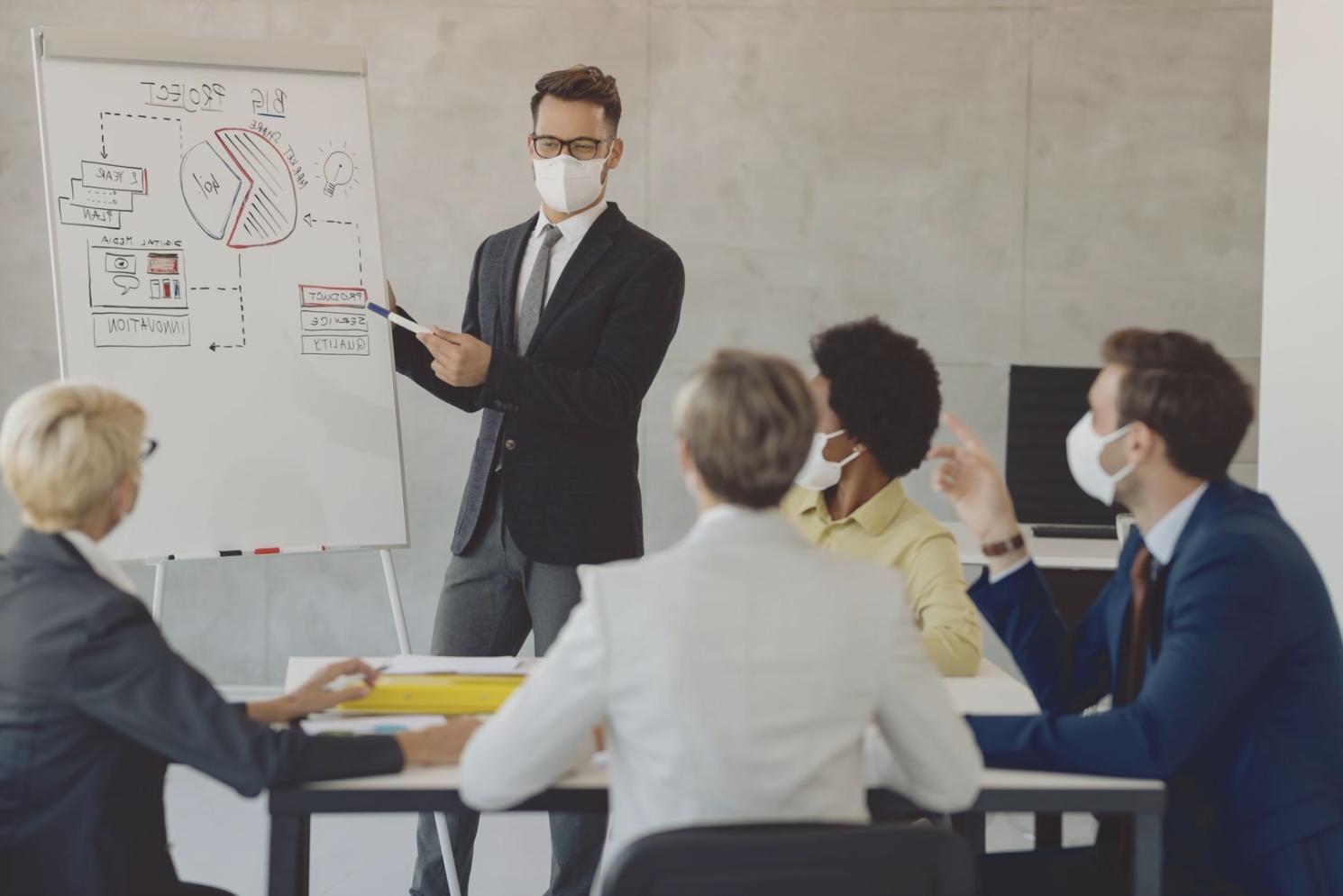 Sesión práctica de planificación financiera con materiales de trabajo