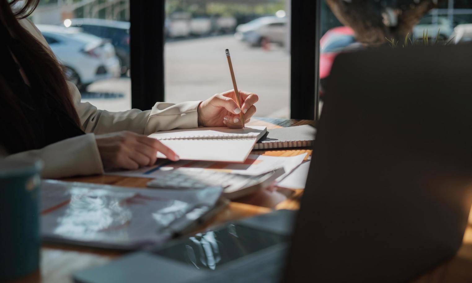 Espacio de trabajo con herramientas de planificación financiera organizadas
